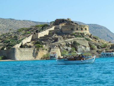 Eski cüzzamlı kolonisi Girit, Yunanistan 'daki Spinalonga Kalesi' nin duvar kalıntılarına bakın