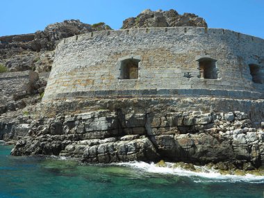 Eski cüzzamlı kolonisi Girit, Yunanistan 'daki Spinalonga Kalesi' nin duvar kalıntılarına bakın