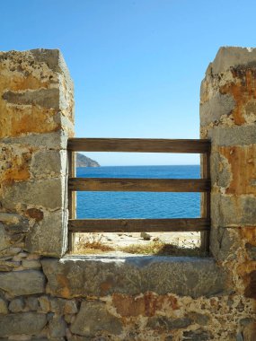 Spinalonga Kalesi harabelerinden deniz manzarası, eski cüzzamlı kolonisi, Girit, Yunanistan