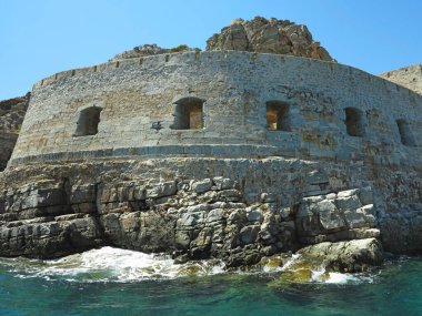 Eski cüzzamlı kolonisi Girit, Yunanistan 'daki Spinalonga Kalesi' nin duvar kalıntılarına bakın
