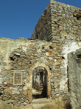 Eski cüzzamlı kolonisi Girit, Yunanistan 'daki Spinalonga Kalesi' nin duvar kalıntılarına bakın