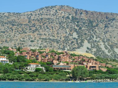 08.07.2024, Elounda, Girit, Yunanistan: Girit Adası 'ndaki liman ve şehir manzarası
