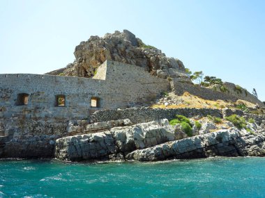 Eski cüzzamlı kolonisi Girit, Yunanistan 'daki Spinalonga Kalesi' nin duvar kalıntılarına bakın