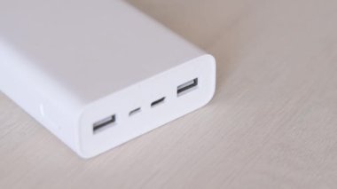 Telefonu şarj etmek için USB kablosunu güç bankasına takan bir erkek elini kapat.