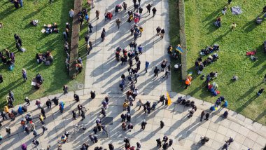 Park yeşil çim ve yolları ile halkın yükseklikten görüntülemek