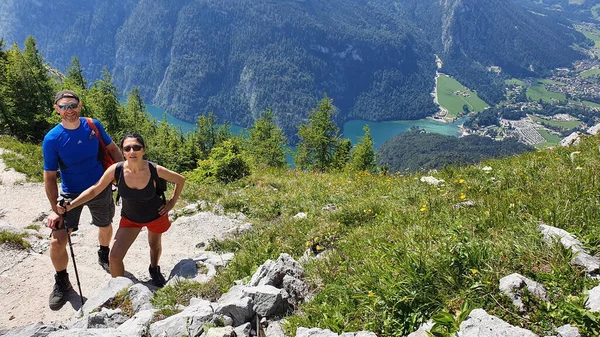 Caminhadas Casal Jovem Nos Alpes Suíços Uma Bela Paisagem — Fotografia de Stock