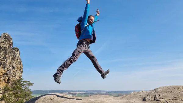 Счастливый Человек Распростертыми Объятиями Прыгает Вершины Горы Люди Успех Спорт — стоковое фото