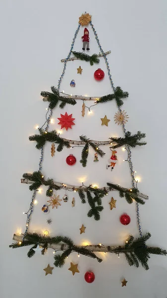 Weihnachten Hintergrund Mit Weihnachtskugeln Hängen Einer Wand — Stockfoto