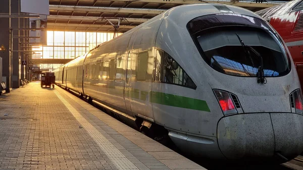 Weißer Moderner Hochgeschwindigkeitszug Auf Dem Bahnhof Bei Sonnenuntergang Zug Auf lizenzfreie Stockfotos