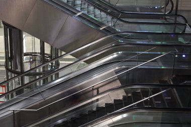Berlin 'in en büyük tren istasyonu Hauptbahnhof' un asansör kapsülü ve yürüyen merdivenleri.