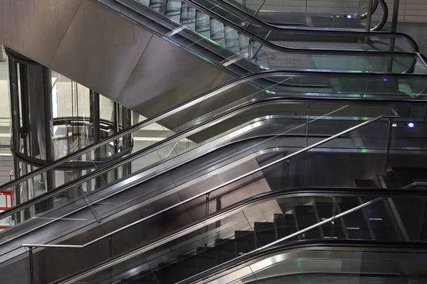 Капсульный Лифт Эскалаторы Крупнейшем Железнодорожном Вокзале Берлина Hauptbahnhof Стоковая Картинка