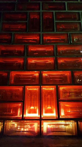 Rotes Licht Geht Durch Eine Wand Aus Glasfliesen Abstrakter Hintergrund — Stockfoto