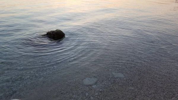 Маленький Камень Воде Небольшой Тихой Рябью Воды Предполагающей Спокойствие Покой — стоковое фото