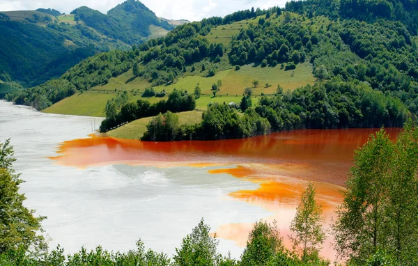 Lago Vermelho Lado Uma Mina Cobre Rosia Montana Nas Montanhas Imagens De Bancos De Imagens