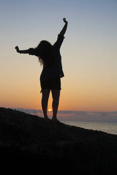 Силует Молода Жінка Розслабляється Пляжі Заході Сонця Стокове Фото
