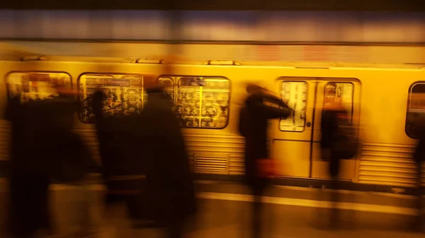 Концепція Руху Людей Транспорту Поїздом Людей Рухаються Розмивається Ліцензійні Стокові Фото