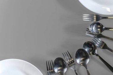 Çatal ve kaşık ve masada yemek tabağı.