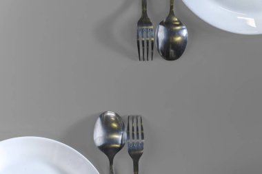 Çatal ve kaşık ve masada yemek tabağı.