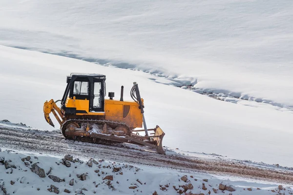 冬季雪山建筑工地重型公路建筑机械推土机或挖土机 — 图库照片