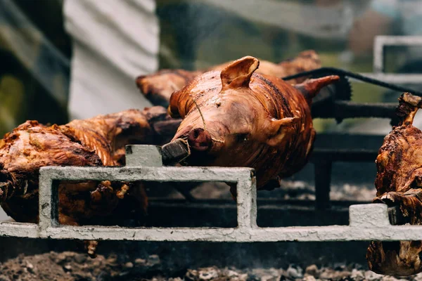 在传统的户外节庆上吐口烤猪肉和羊肉 有选择地聚焦 — 图库照片