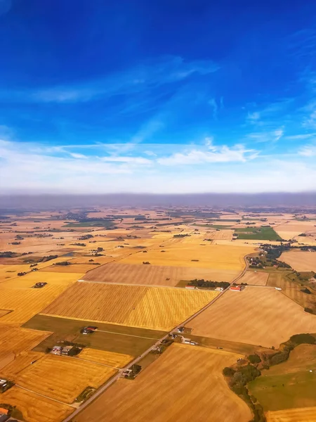夏の午後に南スウェーデンSkane地域の耕作平野風景の空中ショット 飛行機からの高角度ビュー — ストック写真