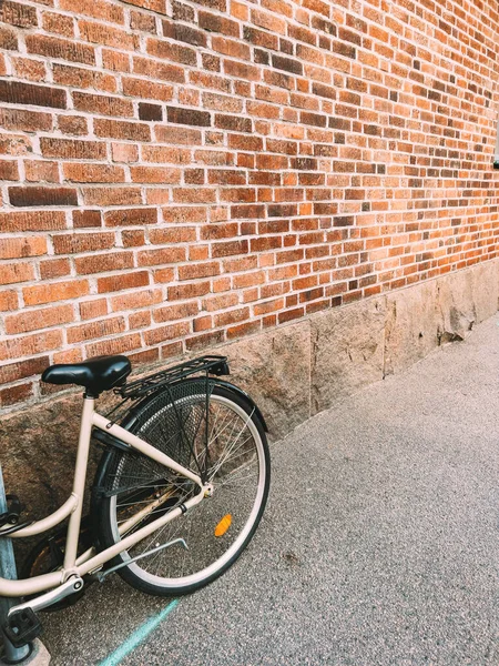 Fahrrad Lehnt Der Alten Ziegelmauer Auf Den Straßen Von Halmstad — Stockfoto
