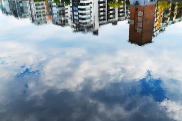 Reflexão Edifícios Residenciais Distritais Superfície Água Rio Dia Verão Nublado — Fotografia de Stock
