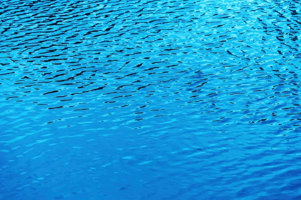 Niebieska Powierzchnia Wody Rzecznej Falami Odbiciem Światła Tekstura Czystej Wody — Zdjęcie stockowe