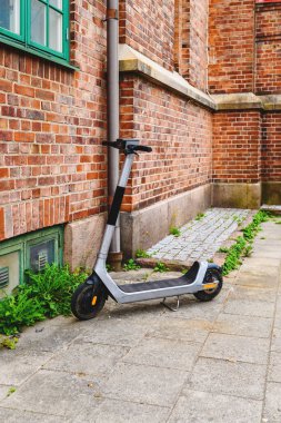 İsveç 'te Halmstad sokaklarında scooter paylaşım sistemi için elektrik motoru kirası