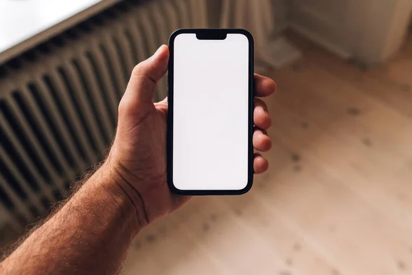 Boş Cep Telefonu Ekran Modeli Erkek Elinde Akıllı Telefon Kullanan — Stok fotoğraf