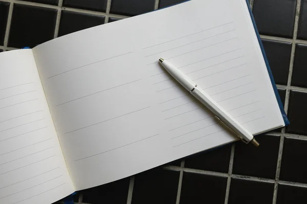 Livro Visitas Lápis Branco Vista Superior Como Espaço Cópia — Fotografia de Stock