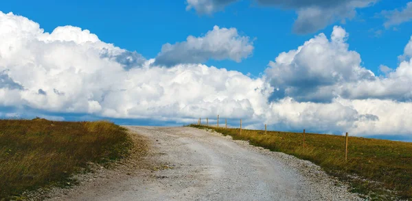 Üres Országút Végtelenbe Amely Horizonthoz Vezet Égbolttal Felhőkkel Háttérben Csökkenő — Stock Fotó