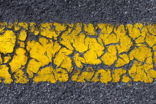 Linha Marcação Estrada Amarela Danificada Velha Como Fundo — Fotografia de Stock