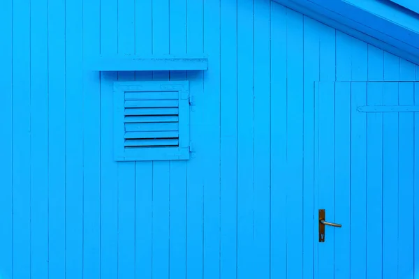 Blauwe Houten Cabine Voorzijde Met Raam Deur Als Kopieerruimte — Stockfoto
