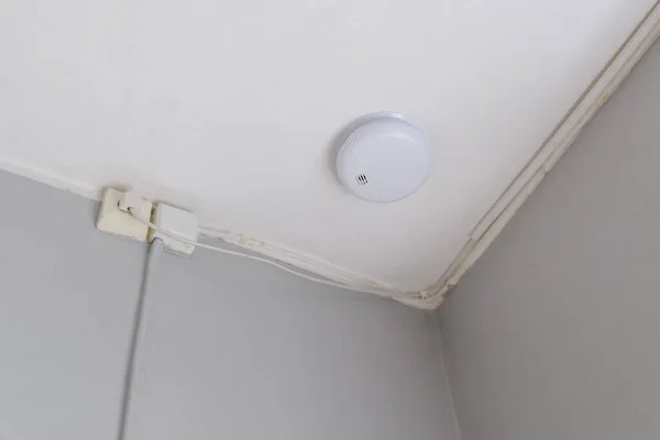 Duman Dedektörü Yatak Odasının Tavanında Alarm Seçici Odak — Stok fotoğraf