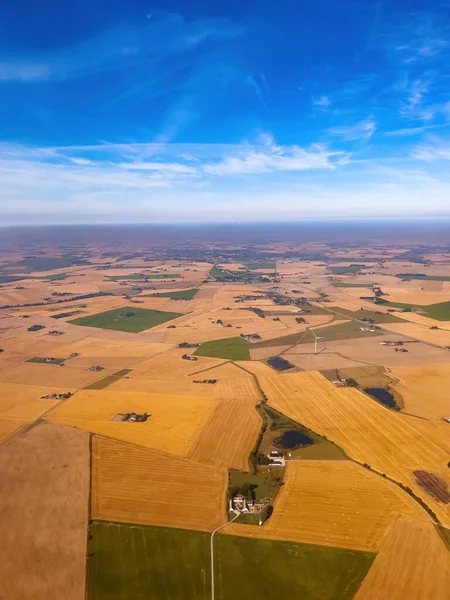 夏季下午瑞典南部斯卡内地区栽培平原景观的空中拍摄 从飞机上俯瞰高角度 — 图库照片
