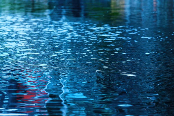 波紋と光の反射と青い川の水の表面 スウェーデンのハルムシュタットの町で 日産川のきれいな淡水の質感 選択的焦点 — ストック写真