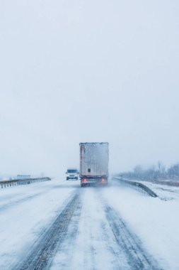 Kar fırtınasında yoldaki nakliye kamyonu, taşımacılık için kötü hava koşulları, seçici odaklanma