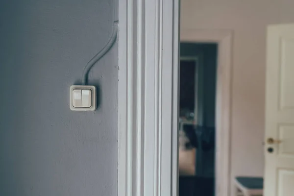 寝室の壁にヴィンテージ電気ライトスイッチ 選択的フォーカス — ストック写真
