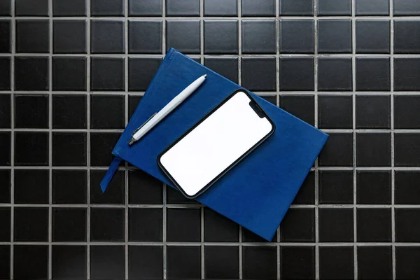 Smartphone Mockup Vendégkönyvvel Ceruzával Apartman Szobában Felülnézet — Stock Fotó