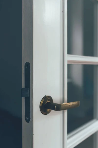 真鍮ハンドル 選択的フォーカスを持つ古いドア — ストック写真