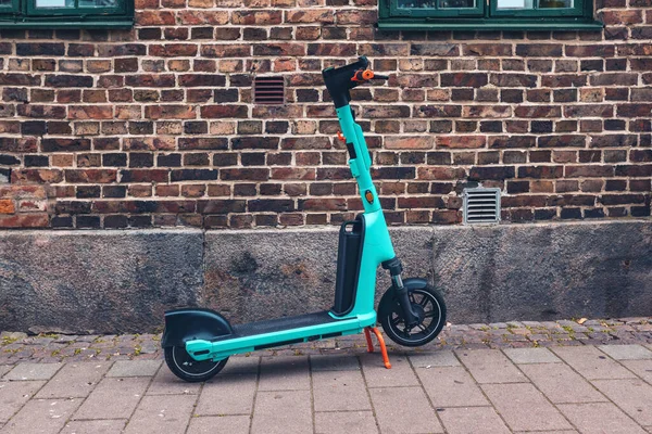 スウェーデンのHalmstadの路上でスクーター共有システムのためのレンタル用電動キックスクーター — ストック写真