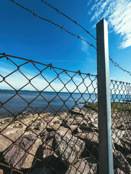 Забор Колючей Проволоки Окружающий Закрытую Зону Голубым Морем Небом Над — стоковое фото