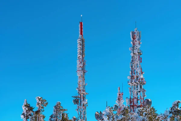 Antenas Torre Comunicación Cubiertas Nieve Con Cielo Azul Como Espacio —  Fotos de Stock
