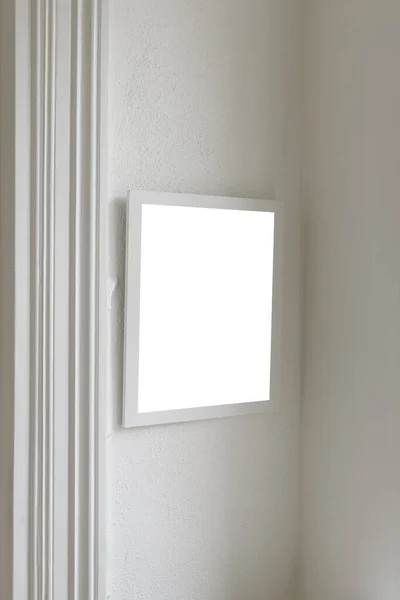 带有模拟空间的白色木制相框 挂在客厅墙壁上 有选择的焦点 — 图库照片