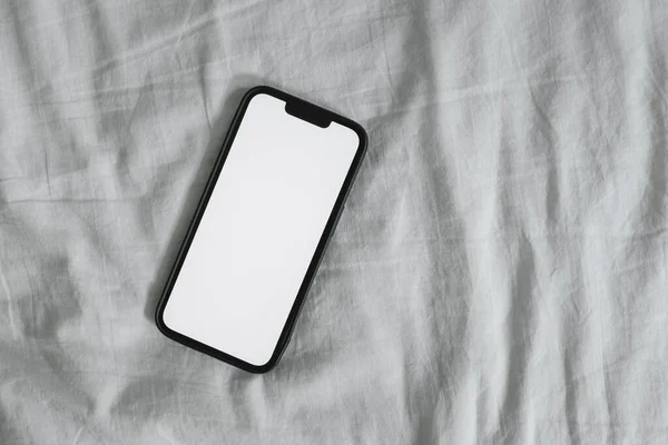 Smart Mobiele Telefoon Met Blanco Mockup Scherm Gerimpeld Beddengoed Bovenaanzicht — Stockfoto