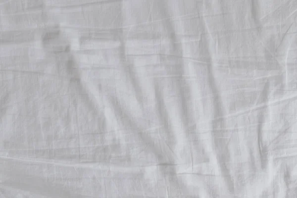寝室のしわのある白いベッドシーツを背景として トップビュー — ストック写真