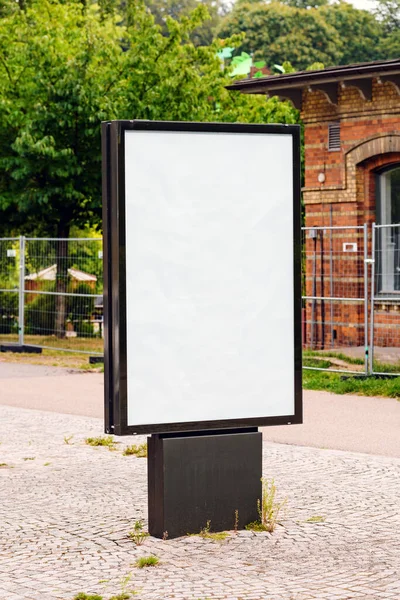 スウェーデンのHalmstadの通りで広告看板モックアップコピースペース 選択的フォーカス — ストック写真