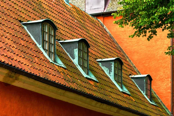 ハルムスタッドの古い屋根裏部屋のドーマー屋根の窓 スウェーデン — ストック写真