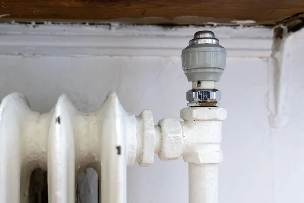リビングルームの古い鋳鉄家庭用暖房ラジエーター — ストック写真
